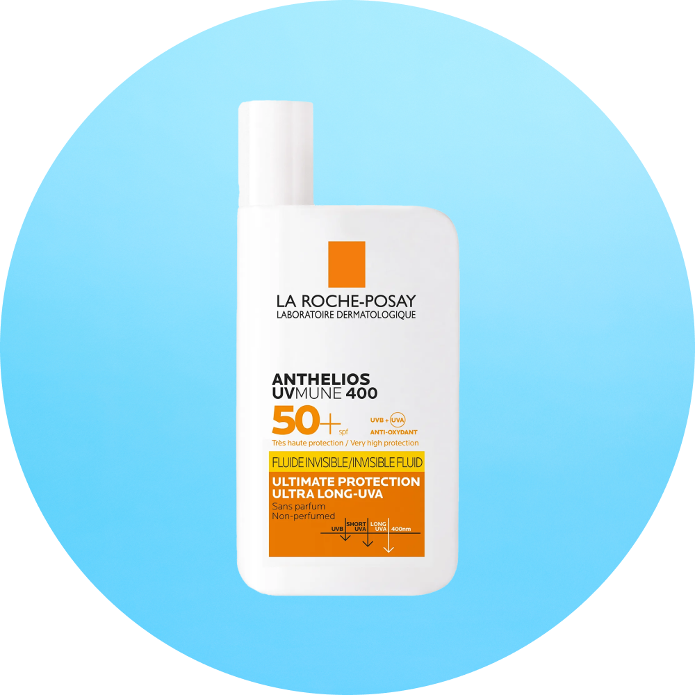 Flaska med La Roche-Posay Anthelios UVmune 400 solskyddsmedel SPF 50+ mot en blå bakgrund.