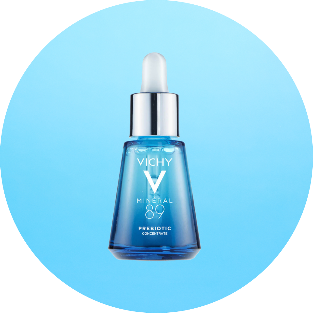 Produktbild av Vichy Minéral 89 Prebiotic Concentrate i blå glasflaska med pipett mot blå bakgrund